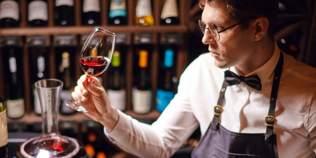sommelier qui déguste du vin : comment sélectionner son vin comme un pro