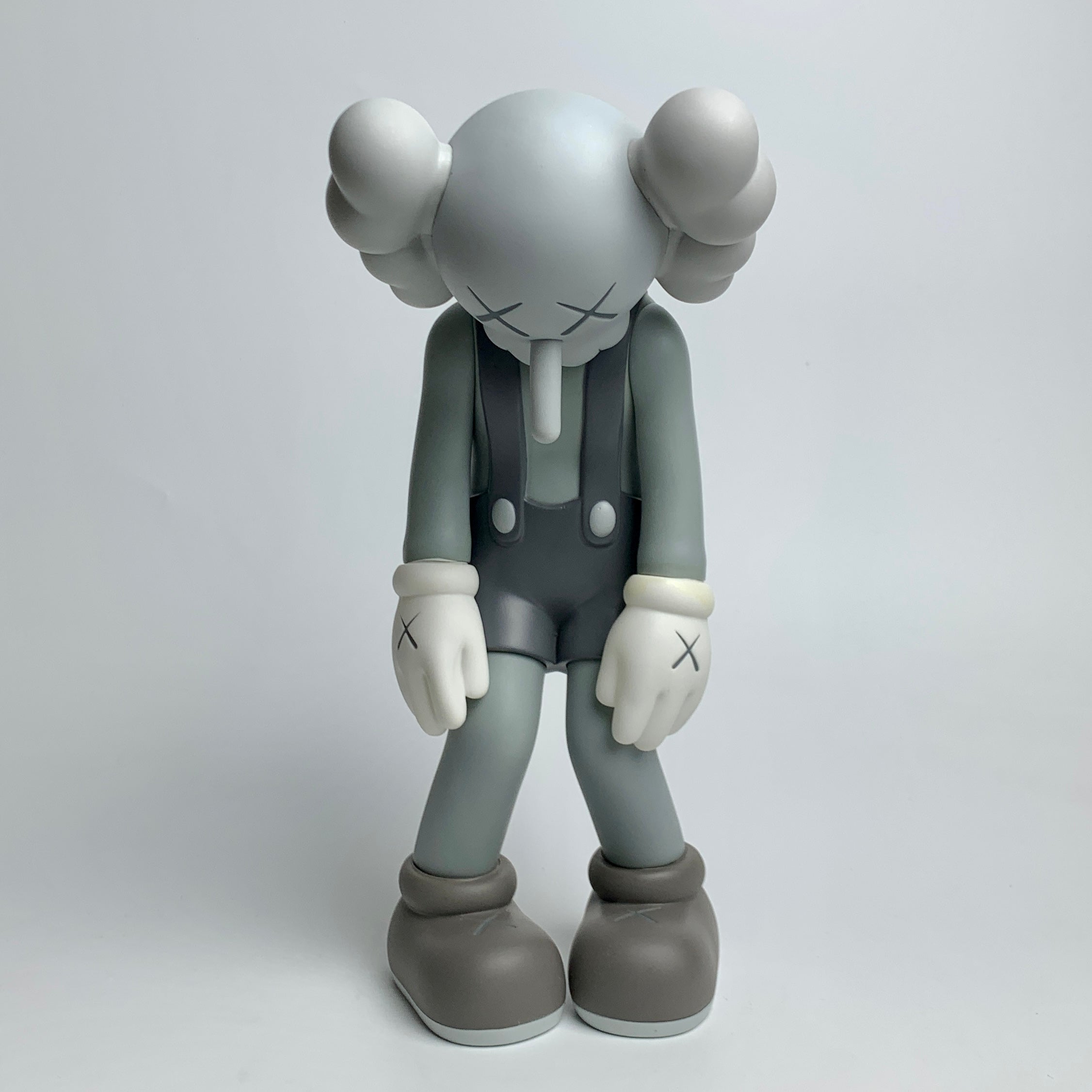 2022年最新版☆高級感溢れる ◇KAWS SMALL LIE Grey◇カウズ