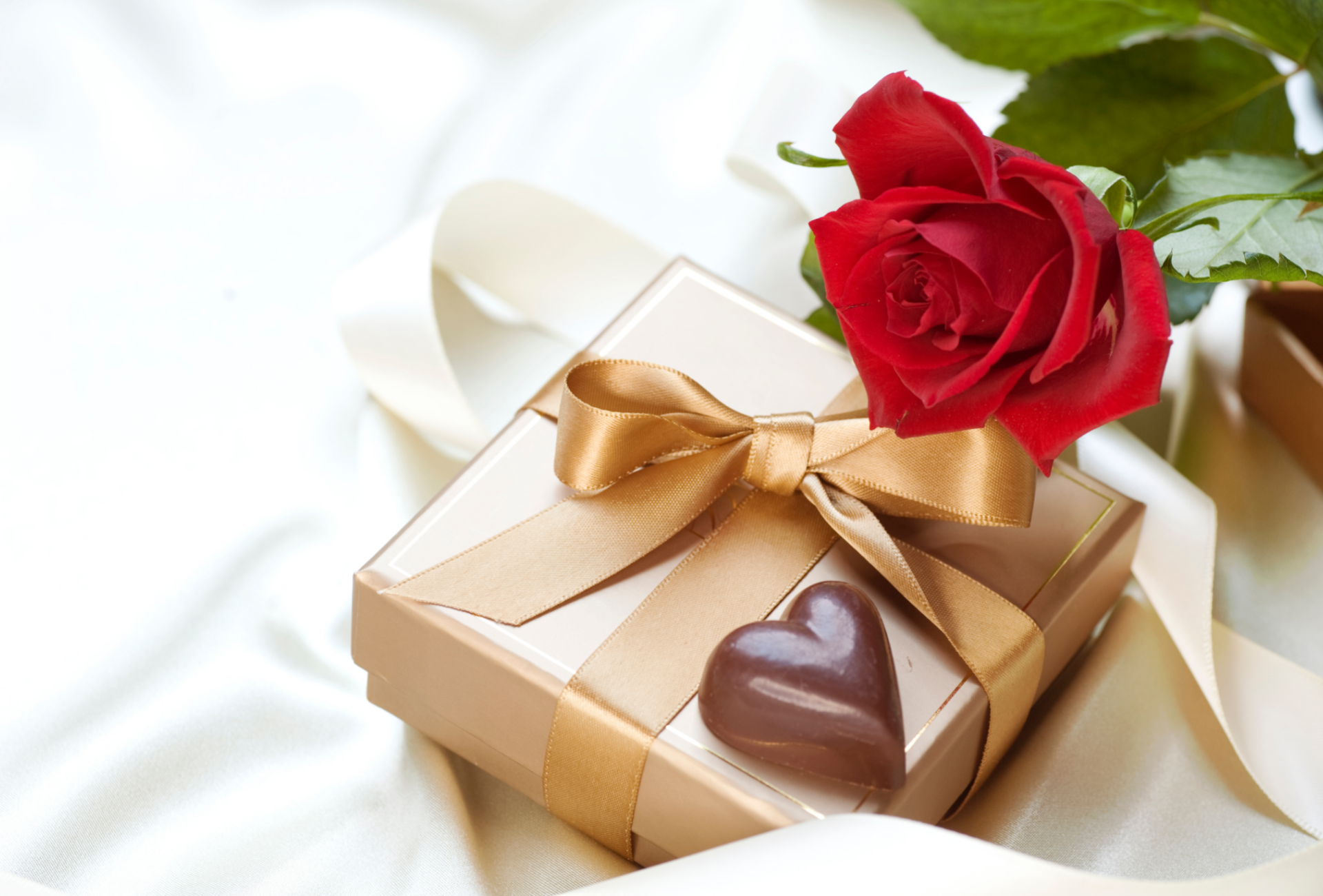 プレゼントとバラとチョコレート