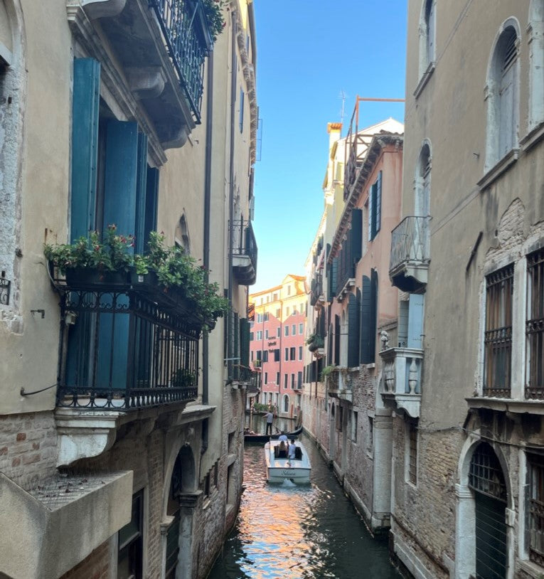 ヴェネツィアの水路をボートが通る様子