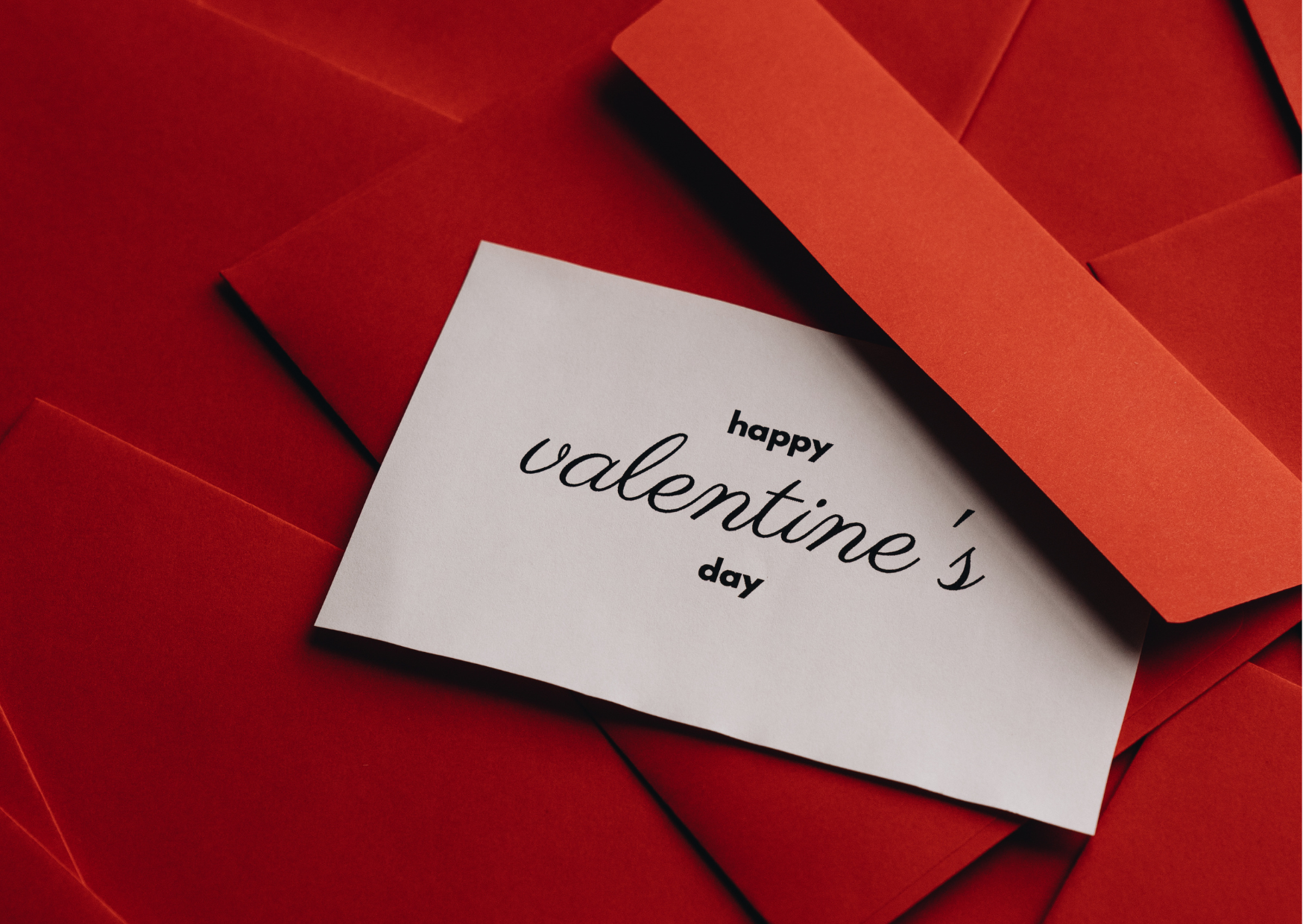 バレンタインデー用カードと赤い封筒