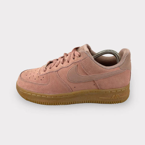 NIKE WMNS AIR FORCE 1 '07 SE "PARTICLE PINK" - MAAT 37.5