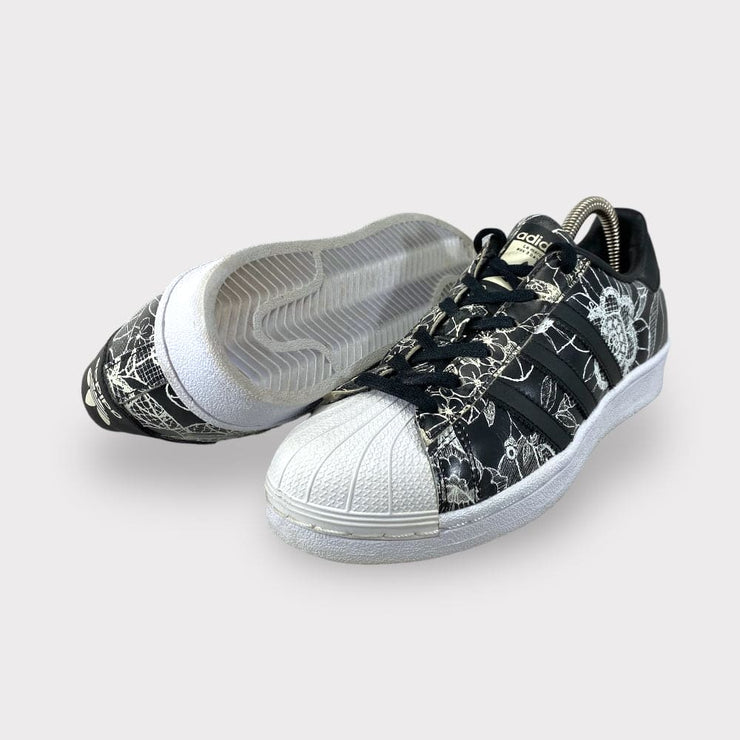 land Vouwen toevoegen aan adidas Superstar Black Flower Print (W) - Maat 37.5 – WEAR