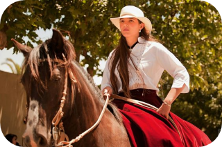 Frau reitet auf einem Pferd in Argentinien