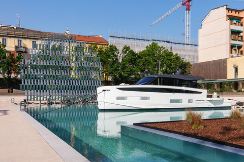 bagni misteriosi milano, esposizione yacht in piscina per il fuorisalone