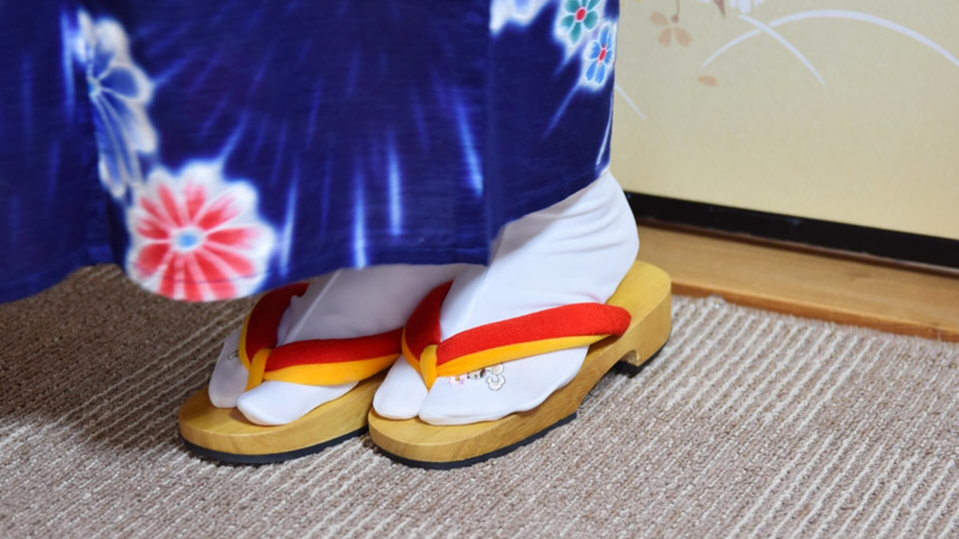 the-history-of-geta-traditional-japanese-sandals-worn-by-a-woman