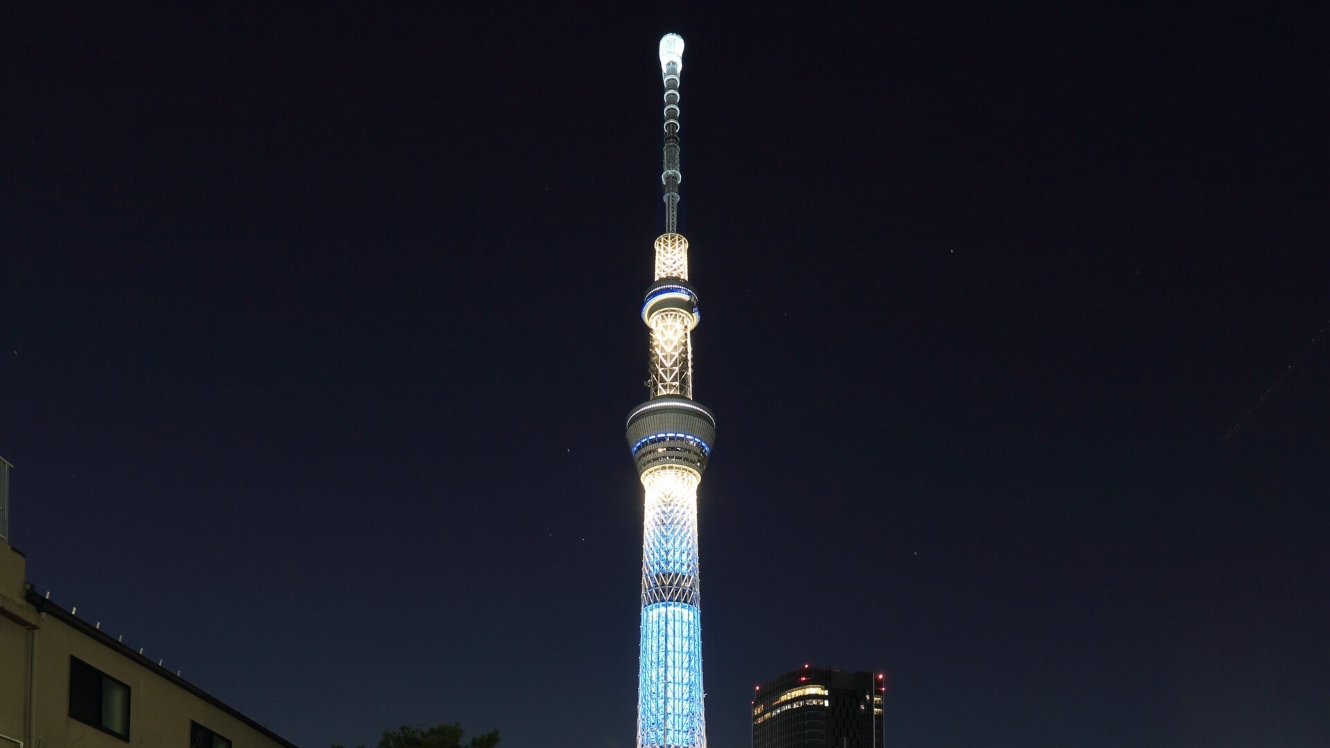 Tokyo Skytree: The Tallest Building In Japan - LEDs blue lights