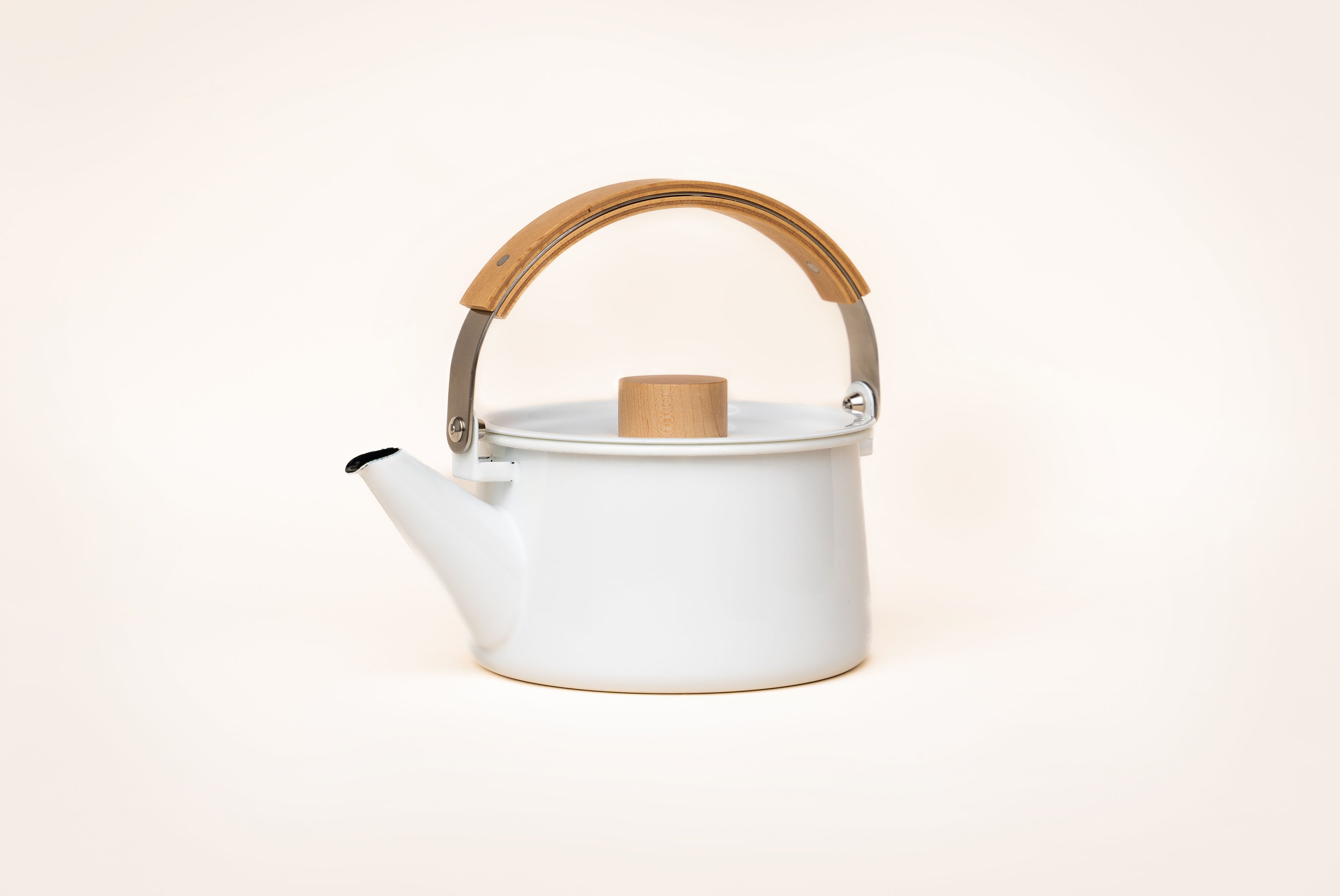 https://cdn.shopify.com/s/files/1/0587/9305/products/Japanese_Tea_Kettle_Maple_Handle.jpg?v=1663558641&width=3887