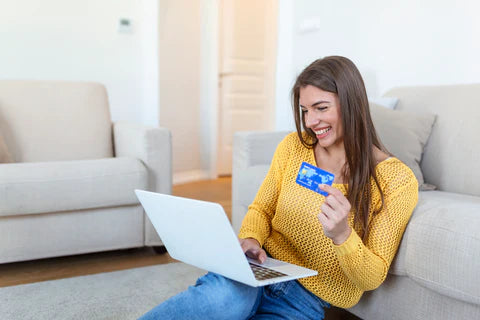 picture-showing-pretty-woman-shopping-online-with-credit-card-woman-holding-credit-card-using-laptop-online-shopping-concept_8b183b90-f9e9-4511-b469-76293f4a735e_480x480.webp__PID:0bc731d3-a12d-4ba9-ac3f-1043a2f8f57e