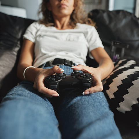 Gaming Frau mit Controller - Game on a Budget