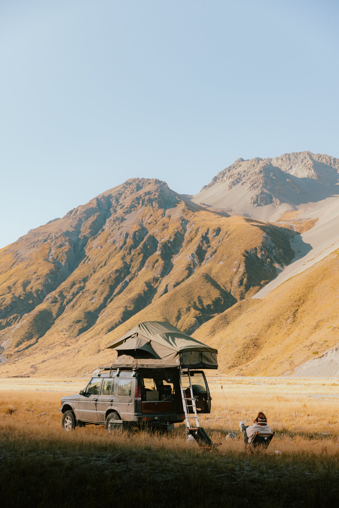 4WD with rooftop tent in a dry field 