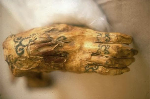 Tatuaże na dłoni mumii Amunet Tattoo Mummy Hands