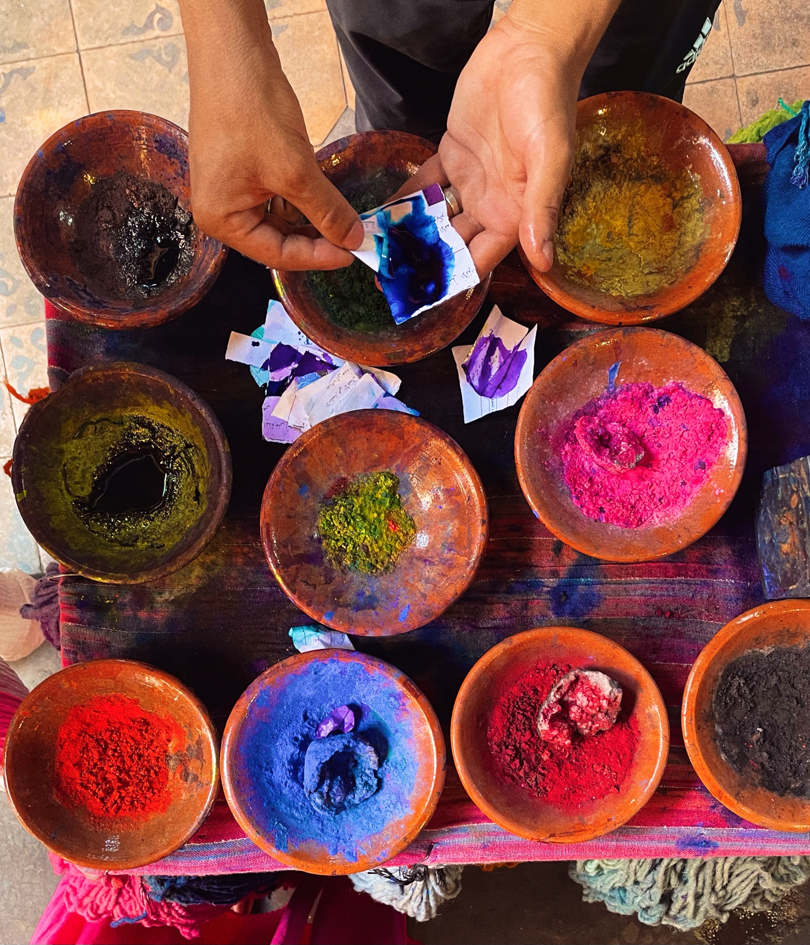 Marrakech powder pigments in vibrant colours stored in little clay dishes