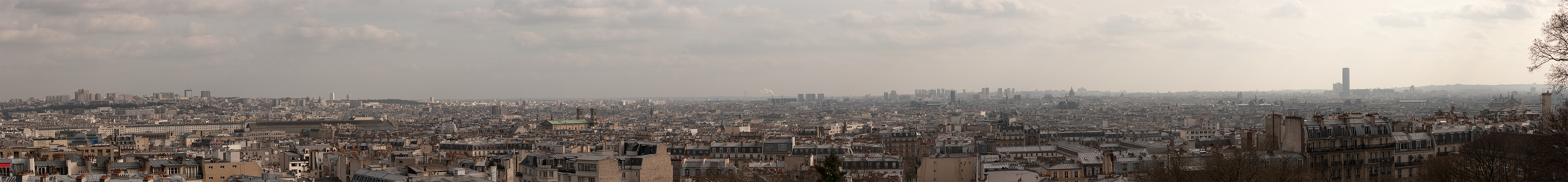 Ein Panoramafoto auf den Stufen von Sacre Coeur in Montmartre aufgenommen. Der Blick über Paris