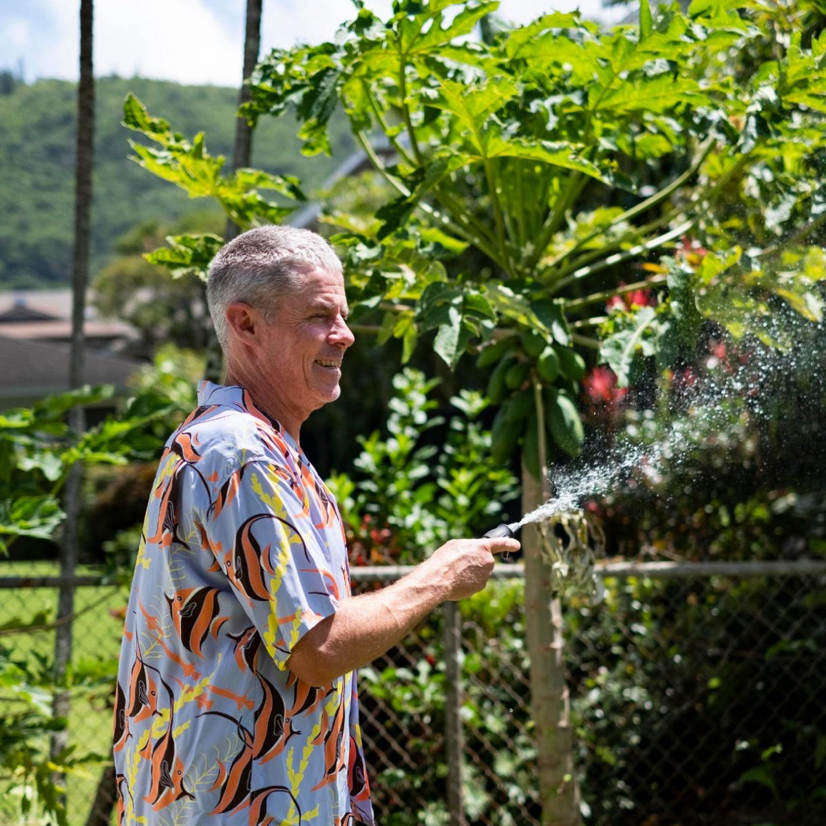 ハワイの自宅の庭でゆっくり過ごすパトリック マッカラ