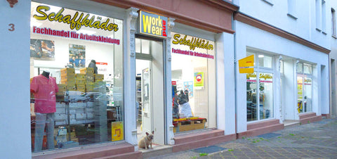 Schaufensterfront von Work and Wear - Fachhandel für Arbeitskleidung in Saarbrücken am Neumarkt