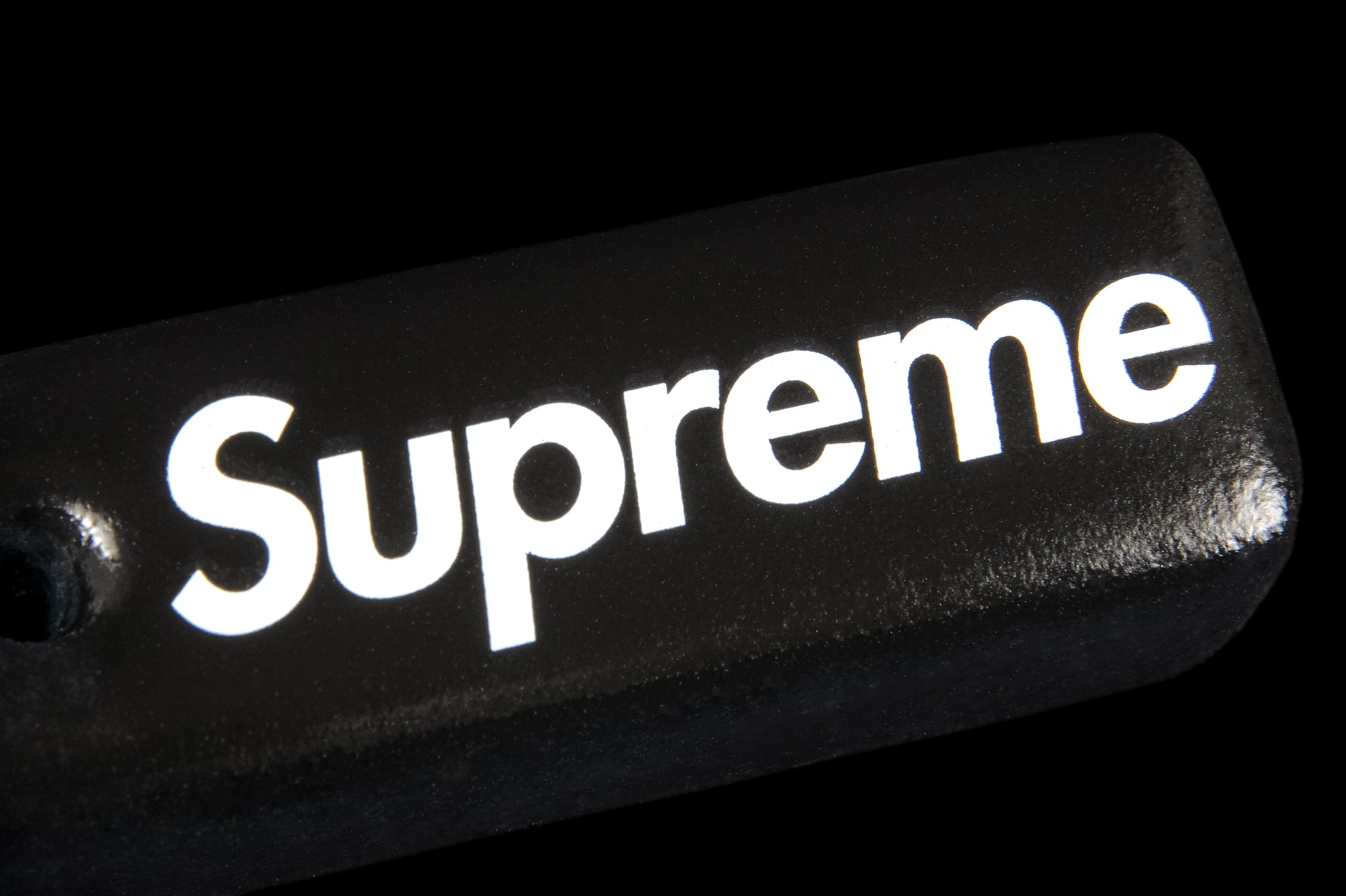 SUPREME FLOATING KEYCHAIN