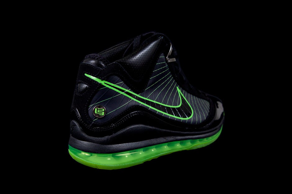 NIKE AIR MAX LEBRON VII