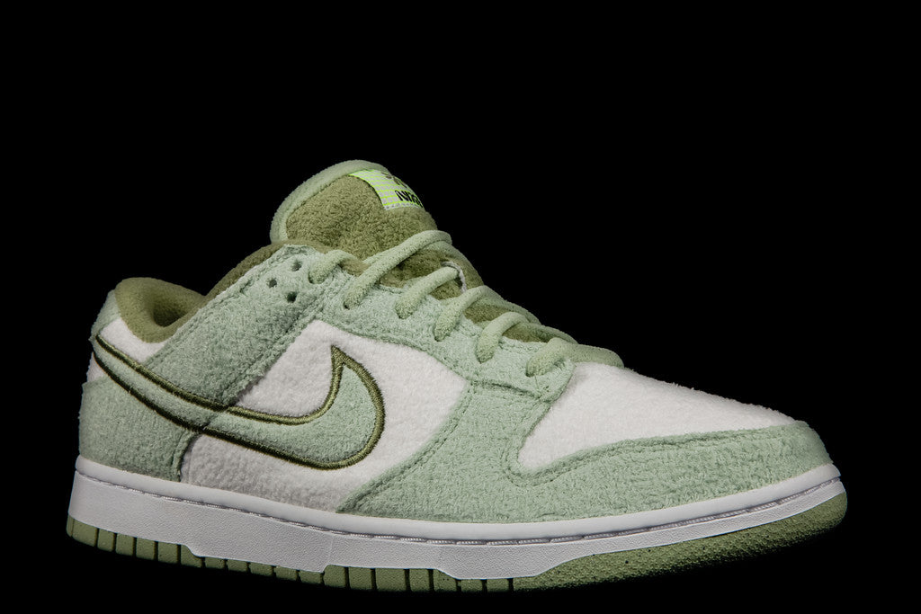 WOMENS NIKE DUNK LOW SE CC