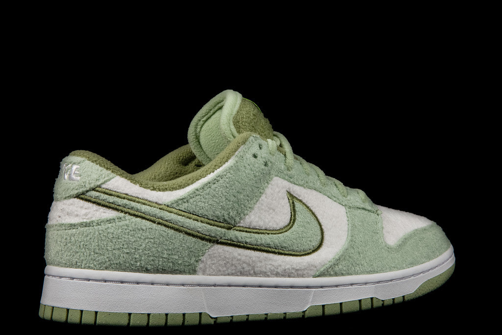 WOMENS NIKE DUNK LOW SE CC