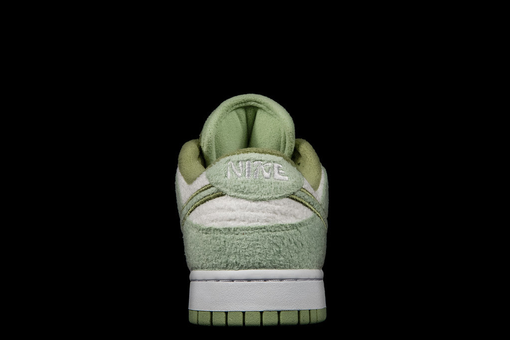 WOMENS NIKE DUNK LOW SE CC