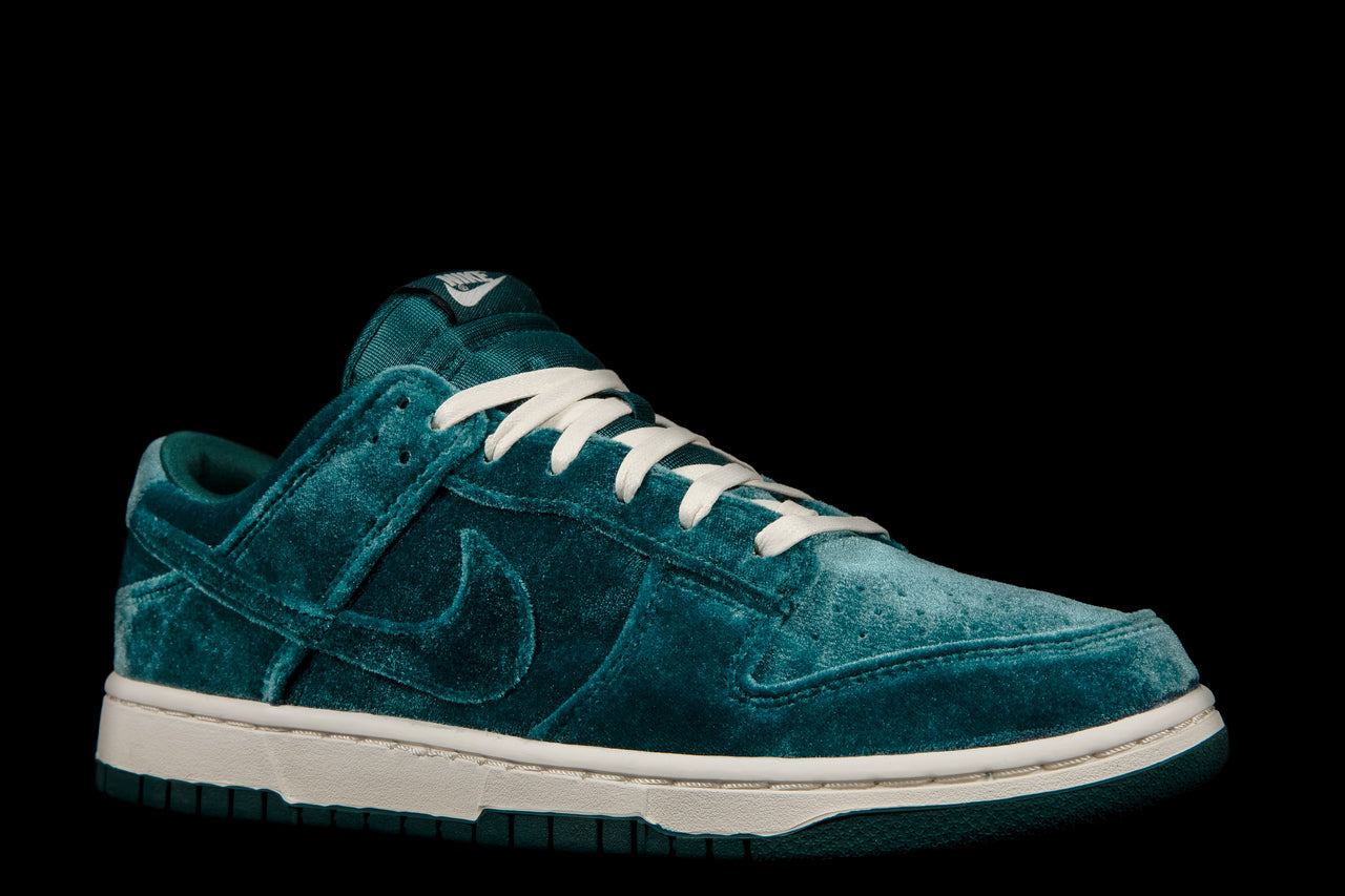 WOMENS NIKE DUNK LOW