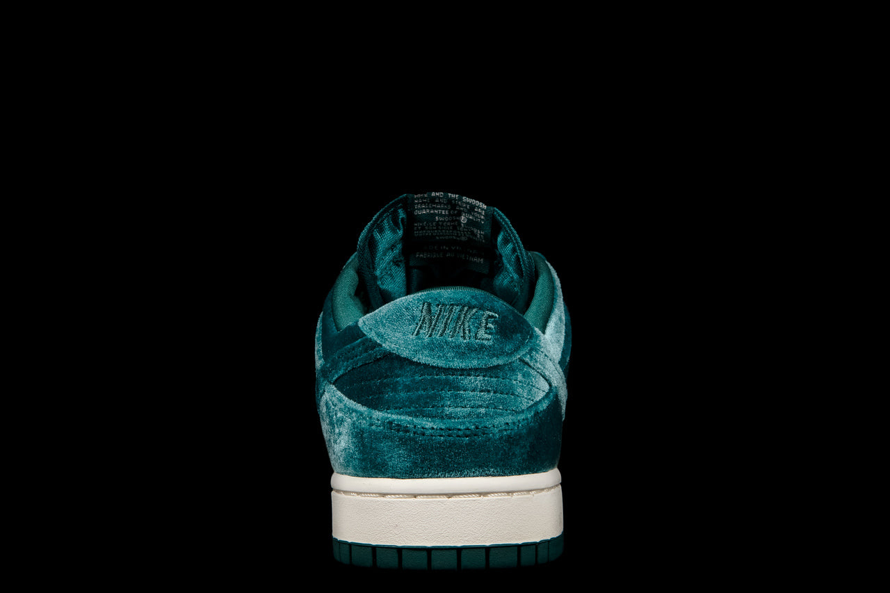 WOMENS NIKE DUNK LOW