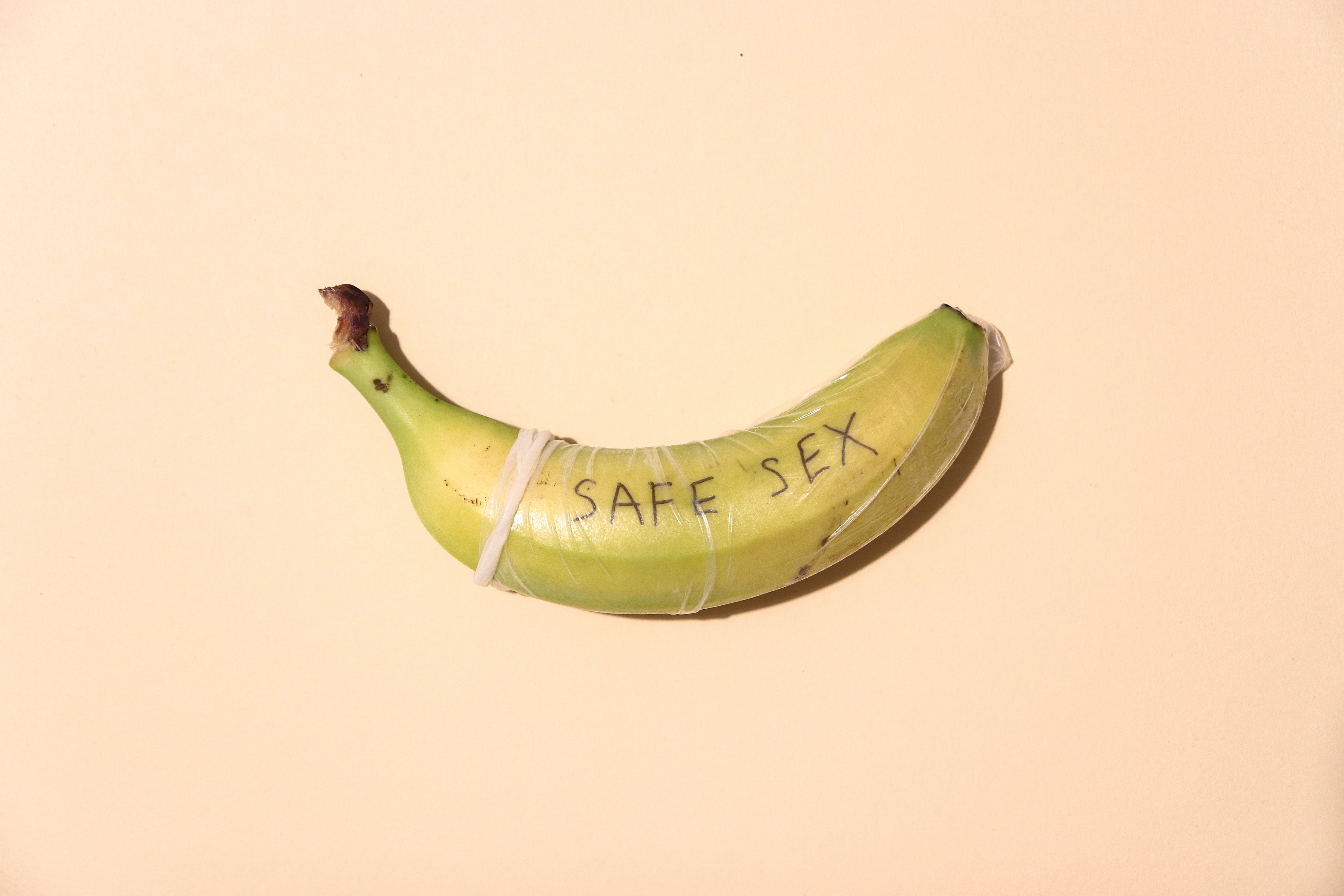 banane et préservatif ou il y a écrit safe sex