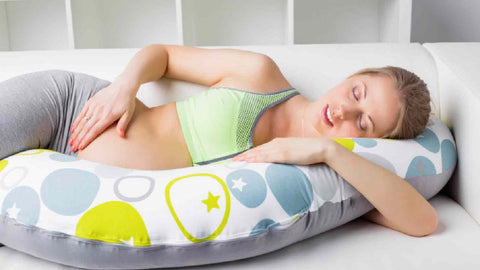Pregnant women sleeping using the pregnancy pillow