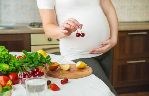 Pregnant woman eating a healthy diet