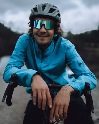 a cycling man wearing the Torege Grace sunglasses model