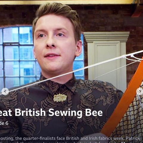 Joe Lycett wears our POW! Pendant XL in 18ct gold vermeil on the Great British Sewing Bee