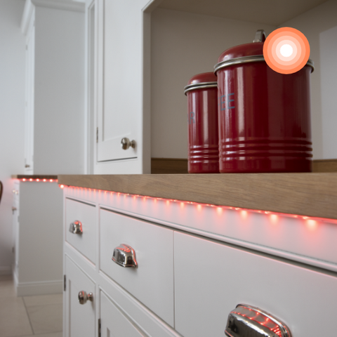 LED pásek podsvítí kuchyňskou linku