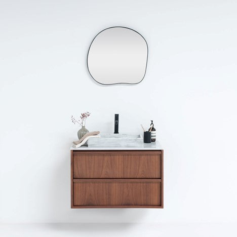 De Fien badkamerkast van Furnified met organische vorm spiegel in een badkamer.ALT
