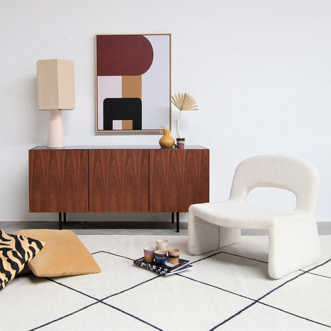 Retro woonstijl met de meubels van Furnified in een woonkamer.ALT