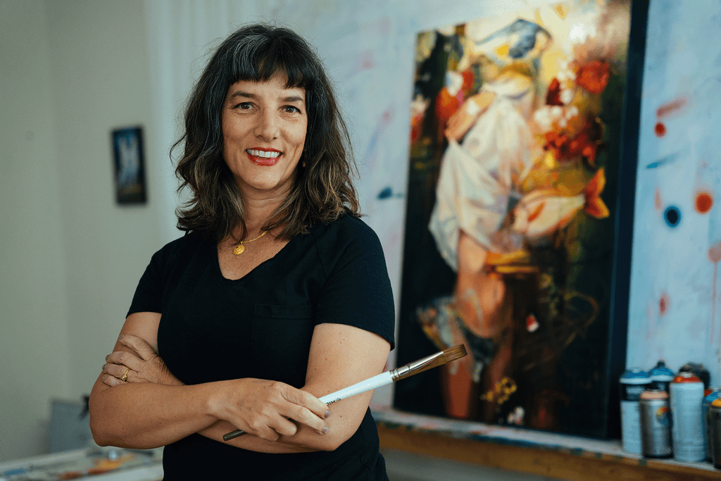 Artist Influencer Elli Milan standing in her art studio
