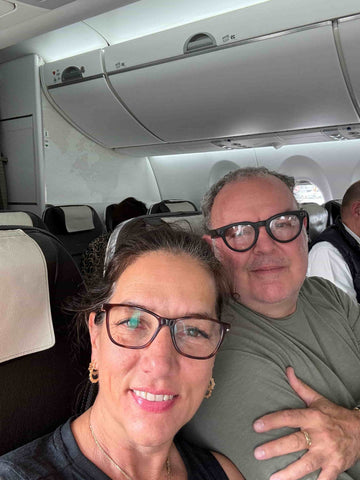 Selfie of Elli and John in their seats on the plane