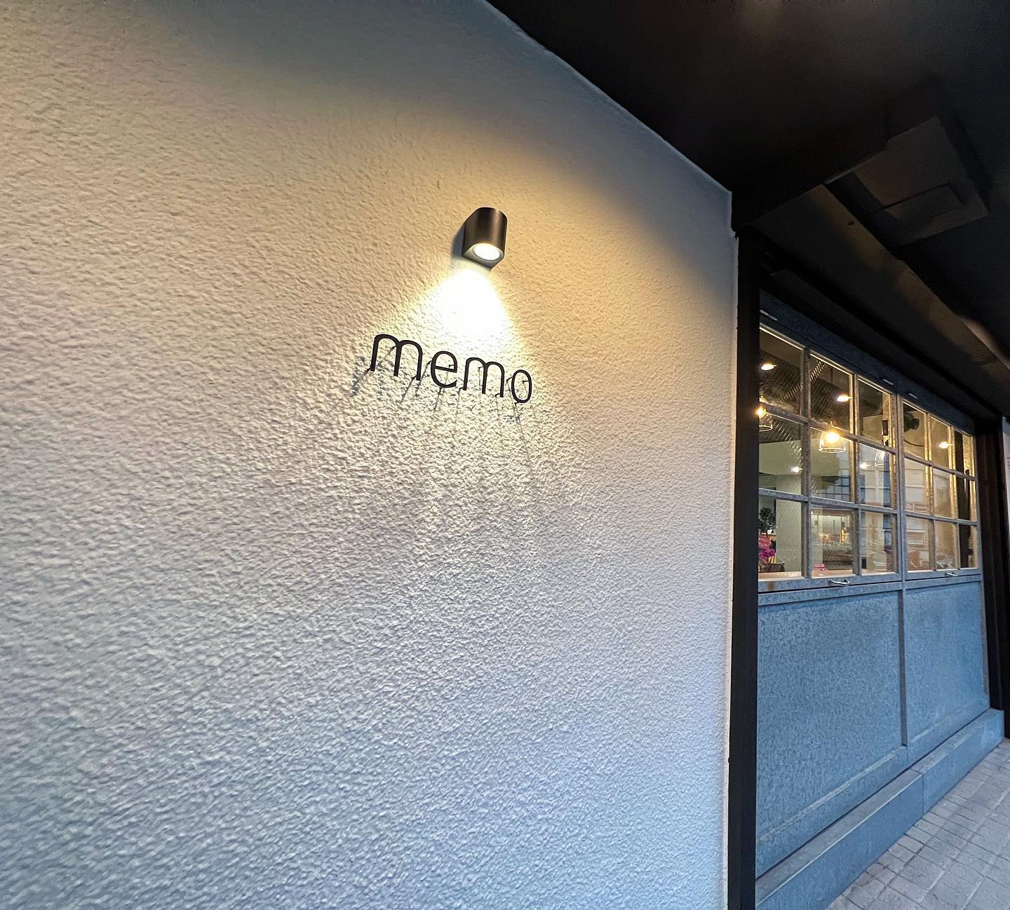 台北中山區寵物友善咖啡廳memo café，採光充足的透明窗櫺，簡單舒適的空間。