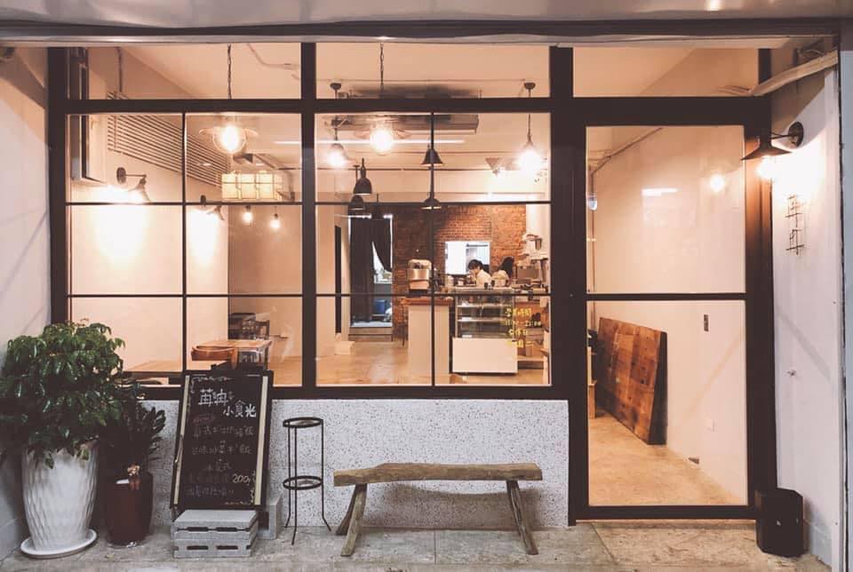 台北南港寵物友善咖啡廳苒冉小食光(苒冉cafe)，濃厚復古裝潢，讓人有種穿越時光的感覺。