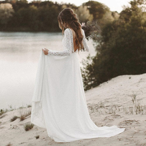 Vestido de novia ibicenco blanco lucido junto al agua