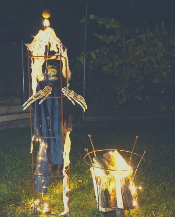 Halloween-Deko im Garten mit Skelett und Feuerkorb