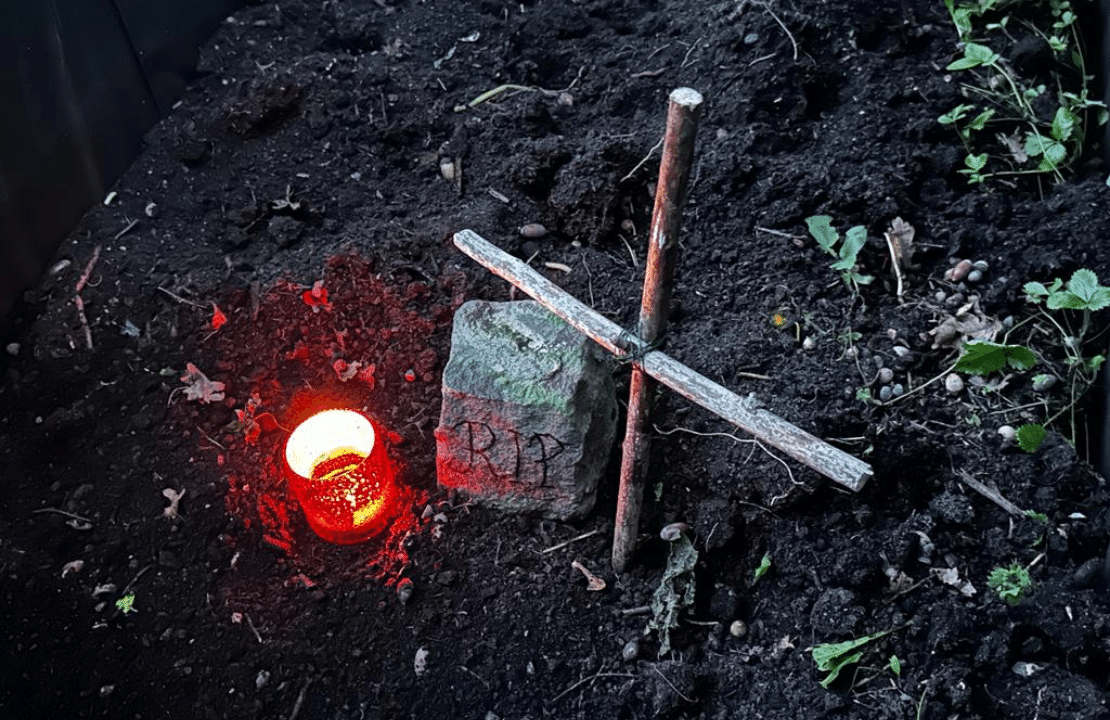 Halloween Deko das Hochbeet wird zum Grad umgestaltet.