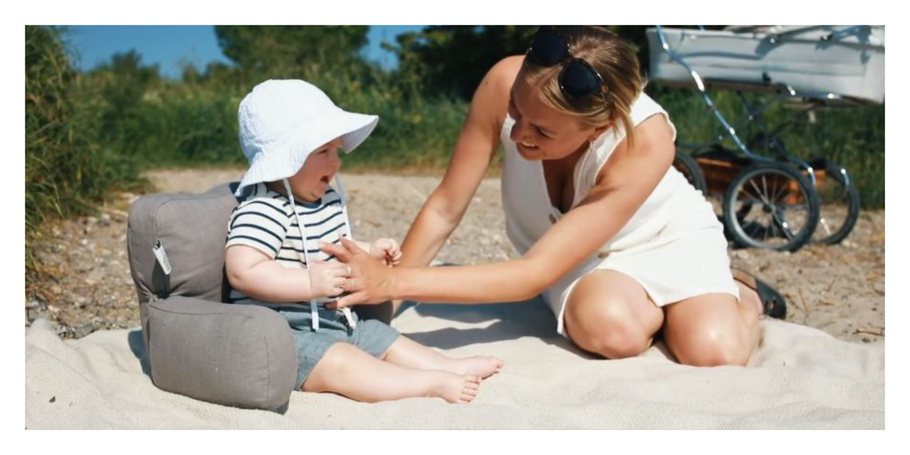 Mutter mit Baby am Strand - Pram Pillow von Cocoon Company bei Green and Grow