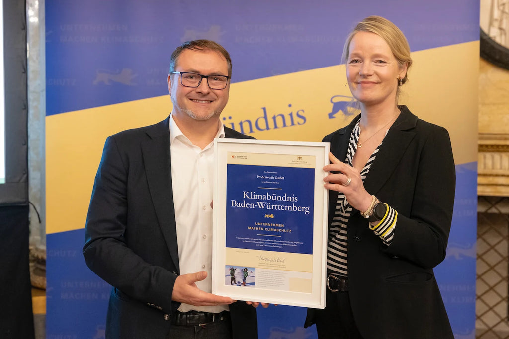 Andreas Wartha übernimmt die Beitrittsurkunde für das Klimabündnis (Foto: Frank Eppler)