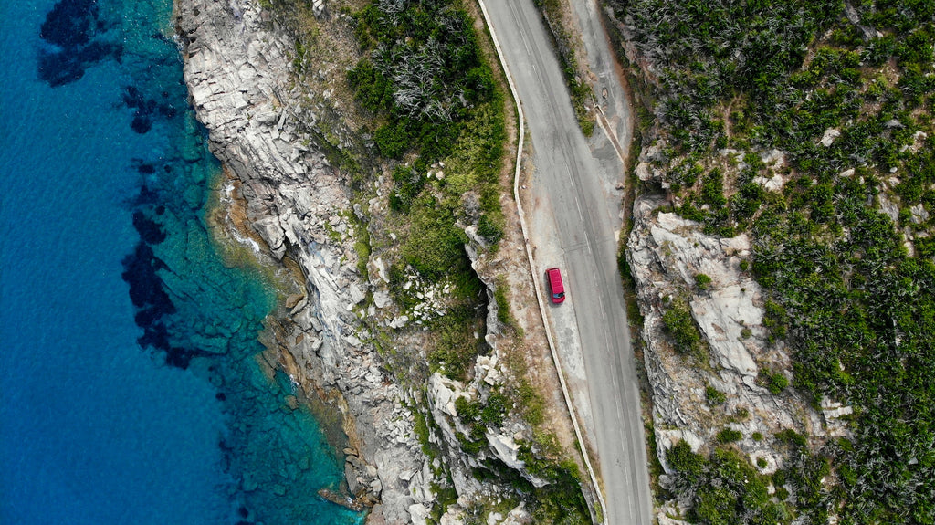 vue aérienne d'un van en bord de mer