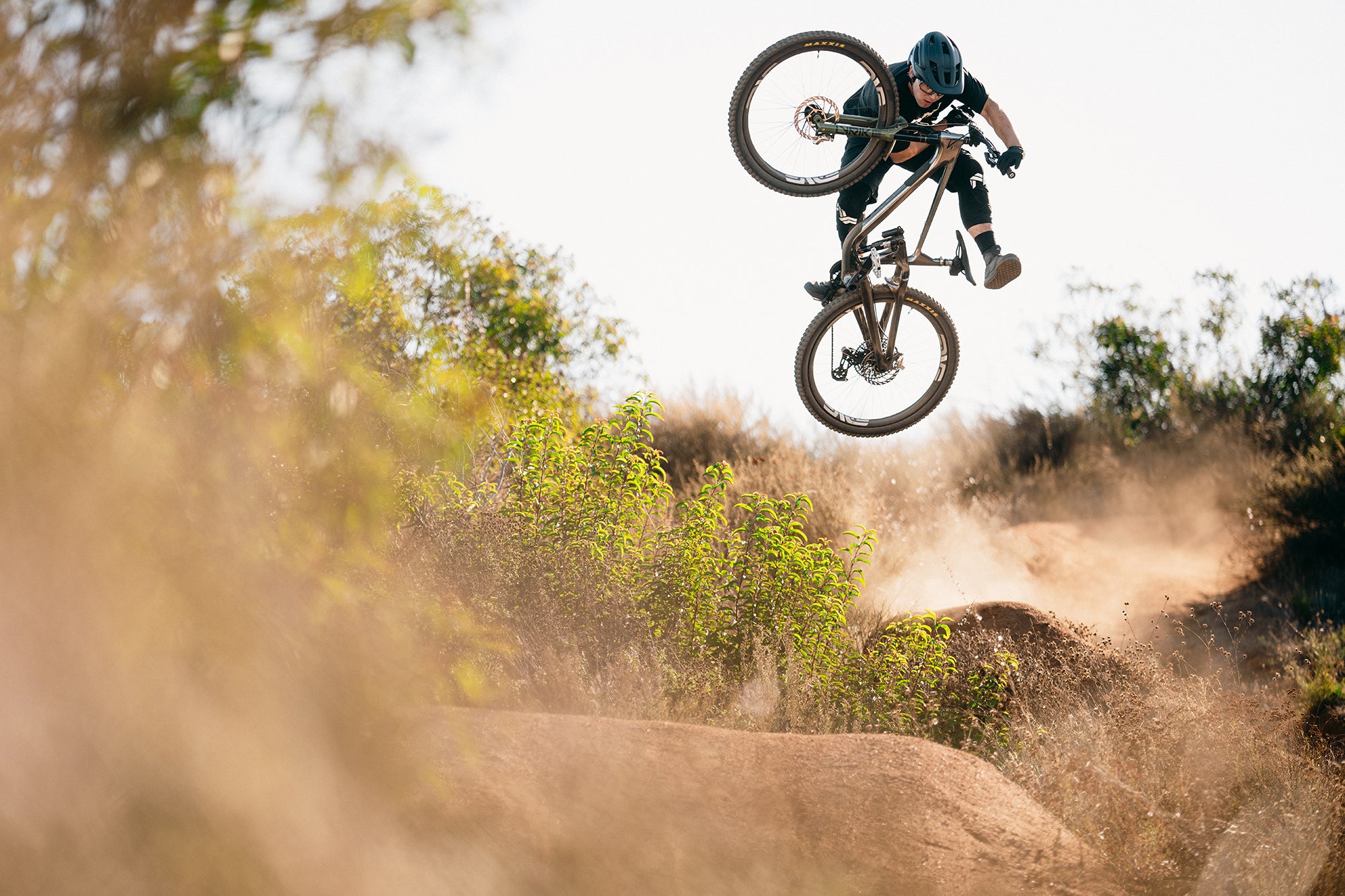 Caleb Holonko fährt sein Kona Process 153 Fahrrad