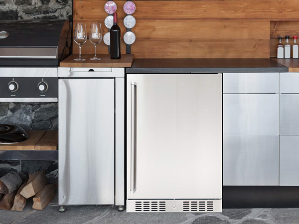  The 6.04 Cu Ft Undercounter Kegerator Outdoor Beverage Fridge is installed beneath the kitchen counter in an outdoor kitchen setting