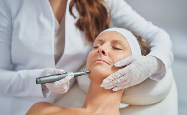 micro needling woman salon 