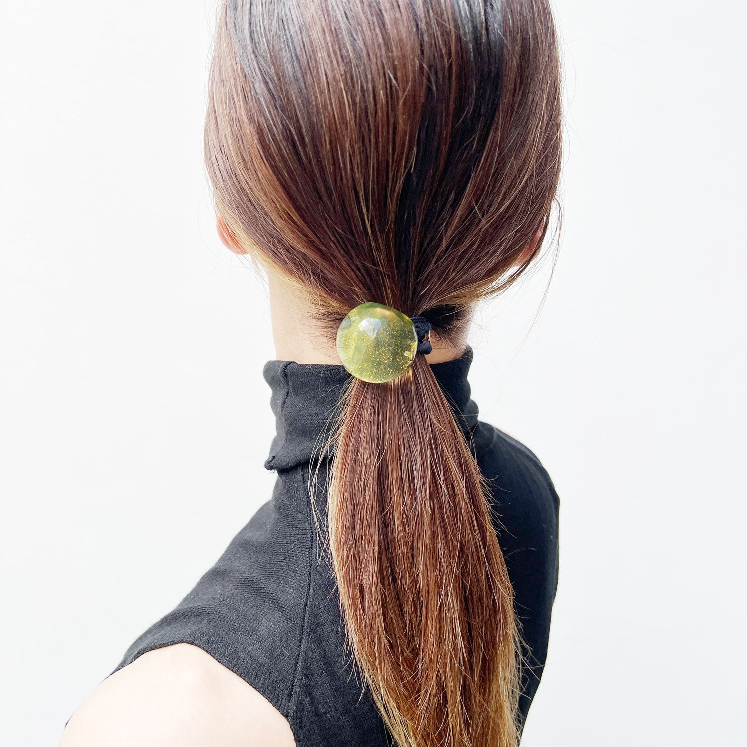 Candy-Cuff-Pony-with-Glitter-LIME_着用.jpg__PID:17f583ac-90d7-4ff1-adf5-33cab4a6ce7f