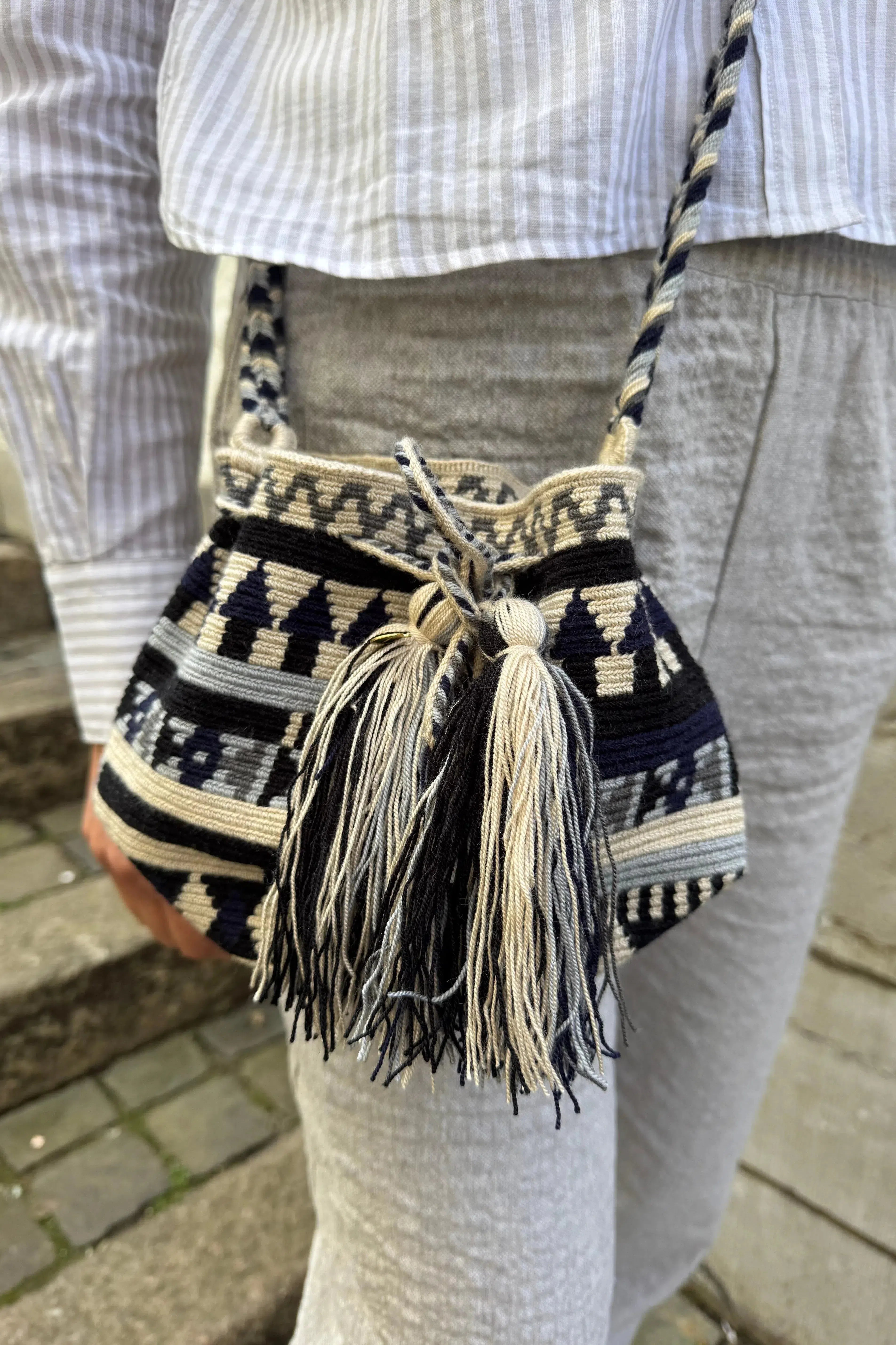Guanabana Crossbody bag M Raven-Le Marais